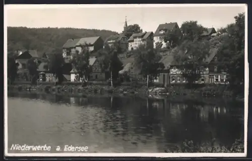 AK Niederwerbe a. Edersee, Ortsansicht mit Häusern am Seeufer