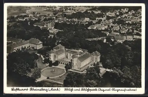 AK Rheinsberg /Mark, Schloss und Schlosspark vom Flugzeug aus