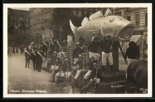 AK Berlin-Friedrichshain, Stralauer Fischzug, Fischer-Festwagen