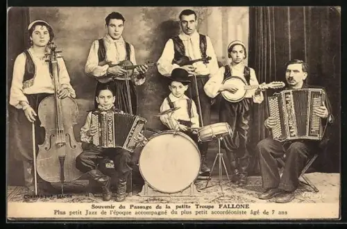 AK La Troupe Fallone, Plus petit Jazz de l`époque accompagné du plus petit accordéoniste âgé de 7 ans