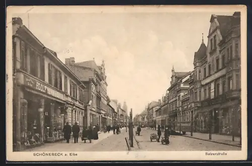 AK Schönebeck a. Elbe, Salzerstrasse mit Geschäft für Putz Adolf Konin & Ko und Fussverkehr
