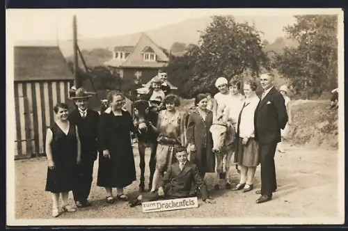 Foto-AK Drachenfels, Familienfoto mit Eseln