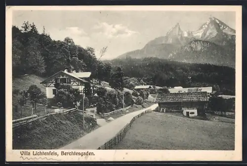 AK Berchtesgaden, Strassenpartie mit Villa Lichtenfels und Alpenpanorrama