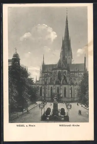 AK Wesel a. Rhein, Willibrordi-Kirche mit Denkmal aus der Vogelschau