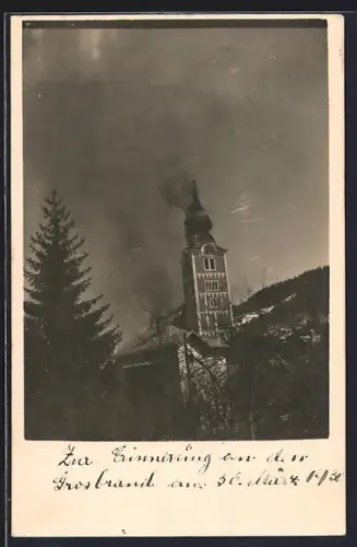 Foto-AK Schladming, Grasbrand 1930, Rauchwolken über der Kirche
