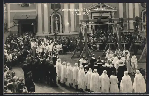AK Graz, Glockenweihe Münzgrabnkirche 1930, Glocken vor der Kirche