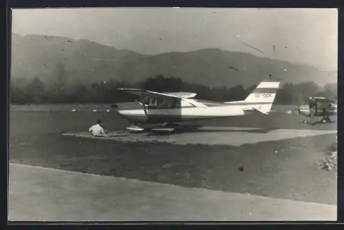 Foto-AK Kapfenberg, Flugzeug auf dem Flughafen kurz vor dem Abflug