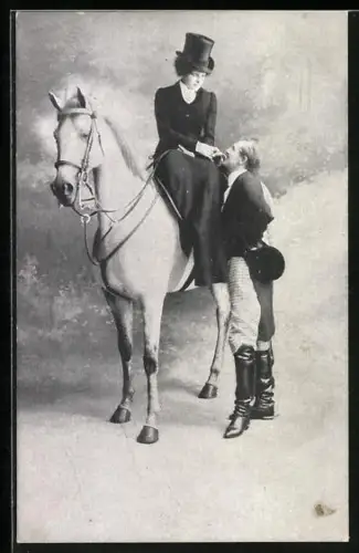 AK Reiterin im Damensattel auf einem Schimmel erhält Handkuss von einem Kavalier