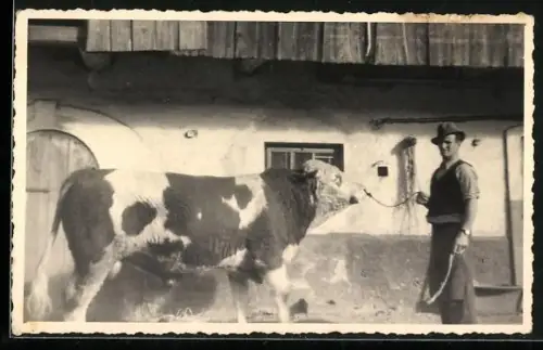 Foto-AK Bauer mit Rind im Hof