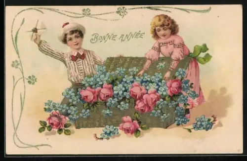 AK Zwei Kinder mit einer Kiste voller Vergissmeinnicht und Rosen und einem Brief, Bonne Année