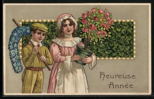 AK Zwei Kinder mit einer Rosenpflanze und einem Hufeisen aus Vergissmeinnicht, Heureuse Année