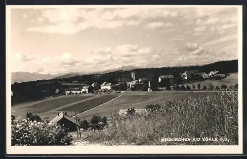 AK Neukirchen an der Vöckla, Gesamtansicht mit Bergpanorama aus der Ferne