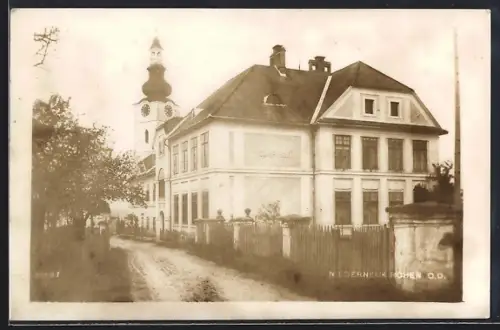 AK Niederneukirchen /O. D., Strassenpartie mit Haus und Kirchturm
