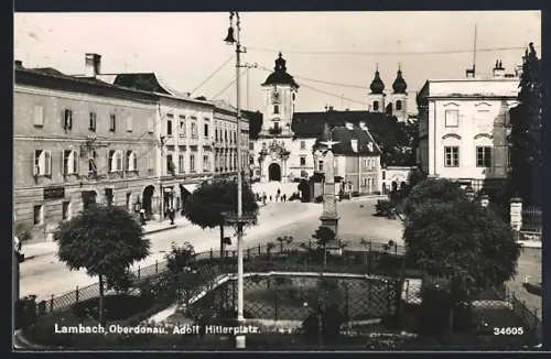 AK Lambach /O. Ö., platz mit Denkmalanlage aus der Vogelschau