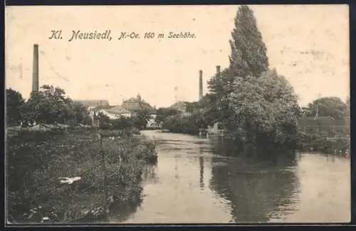 AK Klein-Neusiedl /N.-Oe., Uferpartie mit Farik-Schornsteinen