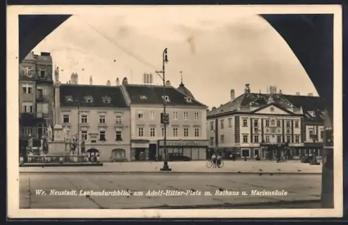 AK Wr. Neustadt, Laubendurchblick am Platz mit Geschäften, Rathaus und Mariensäule