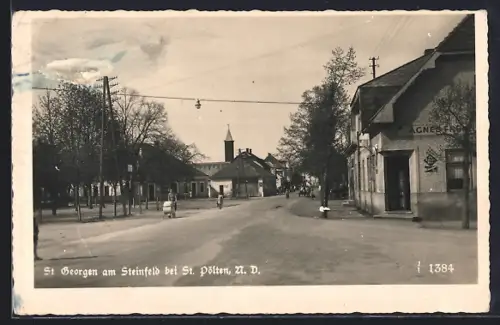 AK St. Georgen am Steinfeld, Strassenpartie mit Gasthaus