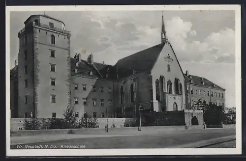 AK Wr. Neustadt /N. Do., Kriegsschule von der Strasse aus