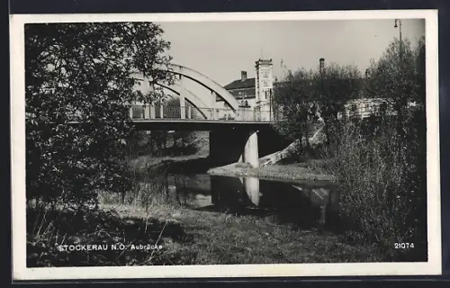 AK Stockerau /N. Ö., Aubrücke mit Turm u. Ufer