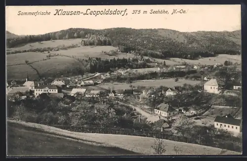 AK Klausen-Leopoldsdorf /N. Ö., Totalansicht mit Strasse aus der Vogelschau