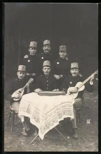 AK Männer in Uniformen mit Zither, Laute und Gitarre