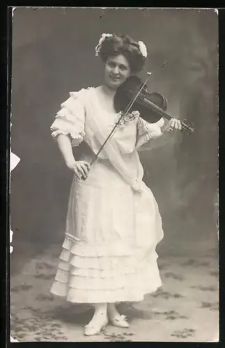 AK Junge Frau in hellem Kleid spielt Geige