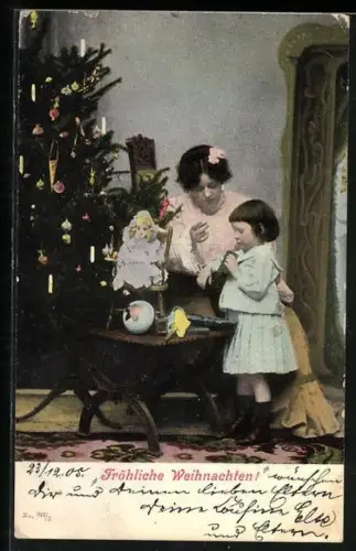 AK Mutter mit ihrem Kind und einer Puppe neben dem Weihnachtsbaum