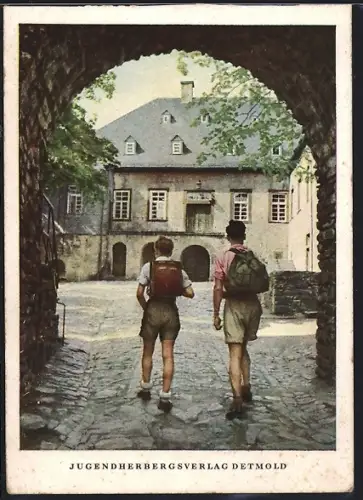 AK Bilstein /Sauerland, Jugendburg, Innenhof, Wanderer