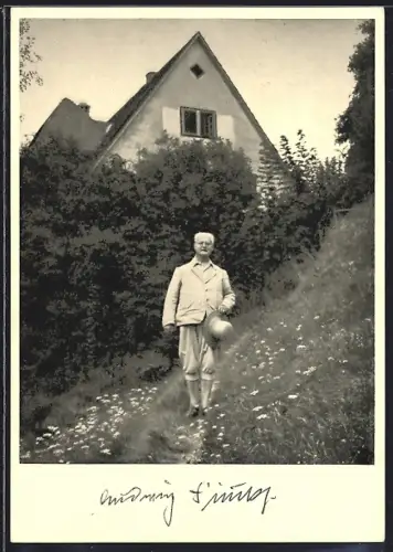 AK Gaienhofen, Haus Finckh, Porträt eines Mannes auf Gartenweg