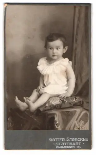 Fotografie Gottfr. Stoeckle, Stuttgart, Blumenstr. 19, Porträt eines kleinen Kindes