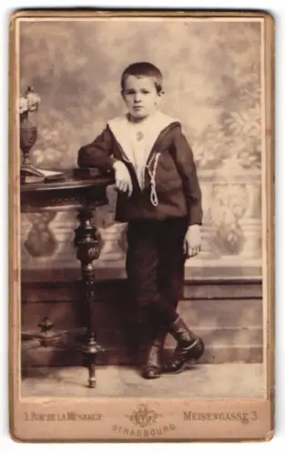 Fotografie Mathias Gerschel, Strassburg, Rue de la Mésange 3, Junge im Matrosenanzug