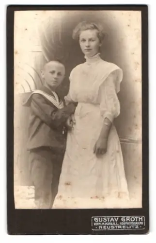 Fotografie Gustav Groth, Neustrelitz, Glambeckerstr. 9, Junge im Matrosenanzug mit seiner Mutter
