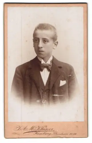 Fotografie J.A.M. Kleiner, Hamburg, Steindamm 50-52, Porträt eines Jungen in Anzug