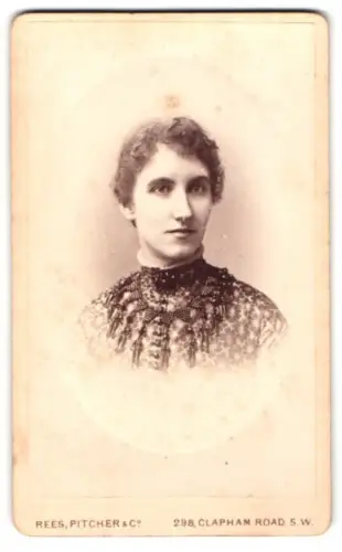 Fotografie Rees Pitcher & Co, London, Clapham Road 298, Porträt einer Frau