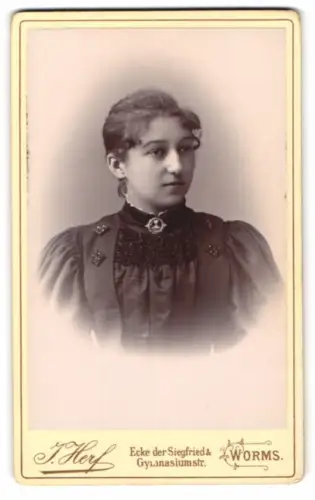 Fotografie J. Herf, Worms, Ecke der Siegfried & Gymnasiumstr., Porträt einer jungen Frau