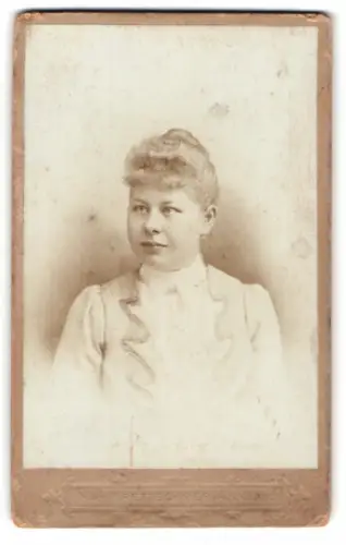 Fotografie Max Kretzschmer, Anklam, Peenedamm, Porträt einer jungen Frau