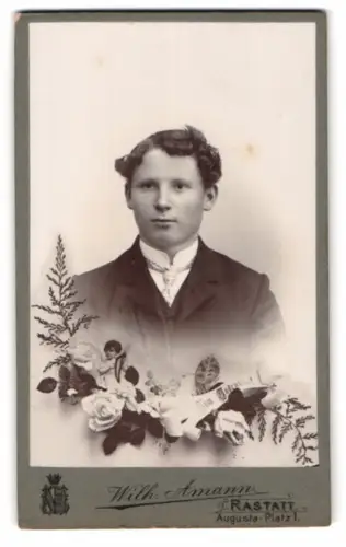 Fotografie Wilhelm Amann, Rastatt, Augusta-Platz 1, Portrait eines jungen Mannes mit Blumenarrangement