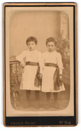 Fotografie Veuve Baudy, St Dié, Rue du Casino 3, Zwei Mädchen in hellen Kleidern