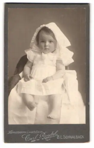 Fotografie Carl Roedel, Bad Langen Schwalbach, Kleinkind in weissem Kleid