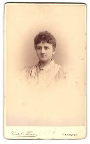 Fotografie Carl Thies, Hannover, Höltystrass 13, Porträt einer jungen Frau 1894