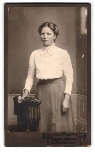 Fotografie Friedr. Mühlich, Bretten-Eppingen, Junge Frau im eleganter Kleidung