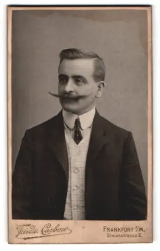 Fotografie Friedrich Carbon, Frankfurt am Main, Bleichstrasse 2, Porträt eines eleganten Herrn mit markantem Schnurrbart