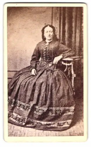 Fotografie unbekannter Fotograf und Ort, Dame in elegantem Kleid