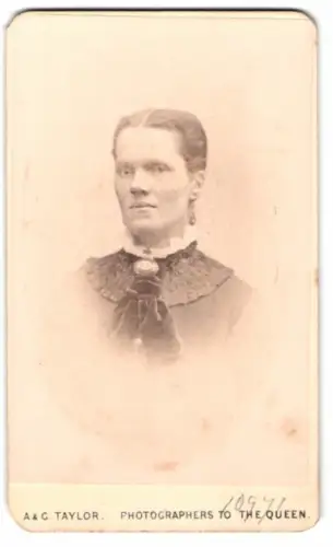 Fotografie A&G Taylor, London, Regent Street 153, Porträt einer Frau