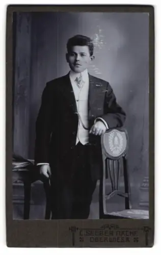 Fotografie C. Seeber Nachf., Oberwiesa, Junger Mann in eleganter Pose