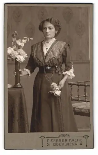 Fotografie C. Seeber Nachf., Oberwiesa, Porträt einer Dame mit Blumenarrangement