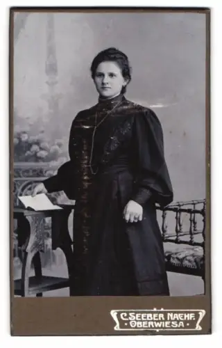 Fotografie C. Seeber Nachf., Oberwiesa, Elegante Dame im dunklen Kleid