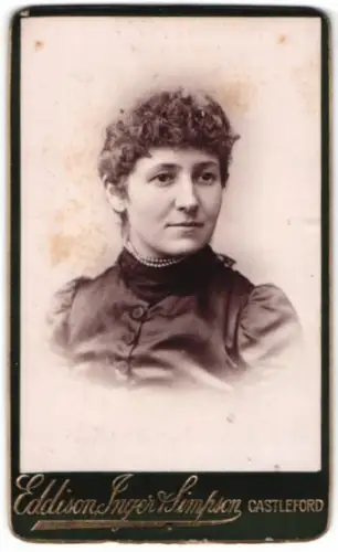 Fotografie Eddison Inger Simpson, Castleford, Porträt einer Frau