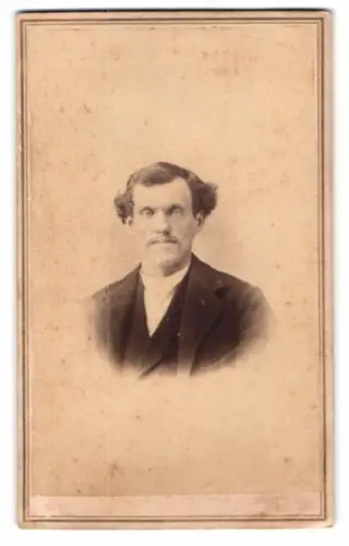 Fotografie Mrs. Dr. J. Hitchcock, Canton, Porträt eines Herren