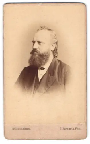 Fotografie C. Kardaetz, Berlin, Mohren-Strasse 28, Porträt eines bärtigen Mannes 1869